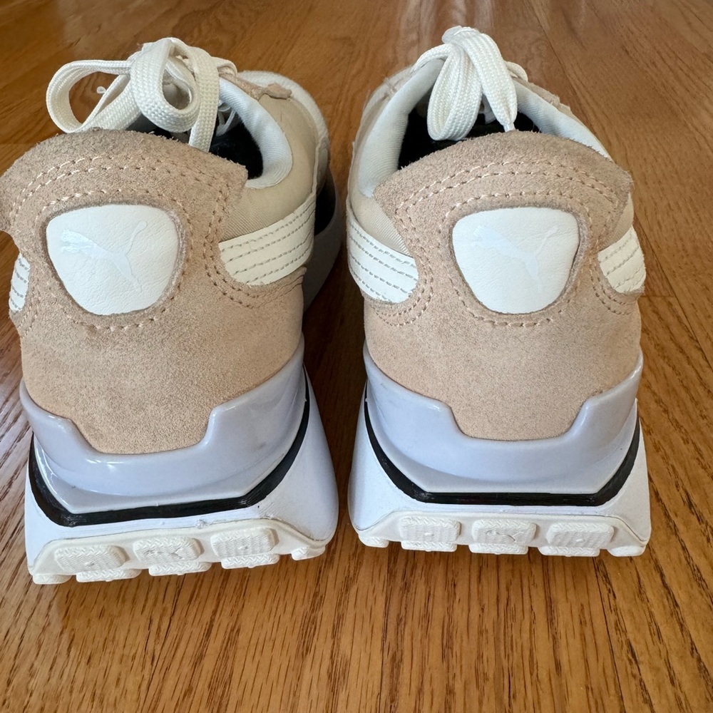 Ladies Puma Athletic Shoes Size 9